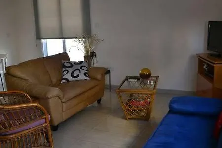 Entire 1-bedroom Centrally Located דירה *