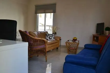 Entire 1-bedroom Centrally Located דירה