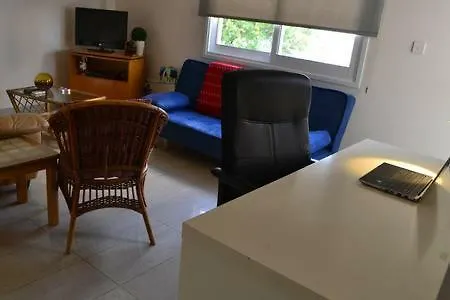 Entire 1-bedroom Centrally Located דירה *