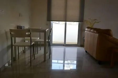 Entire 1-bedroom Centrally Located לימסול